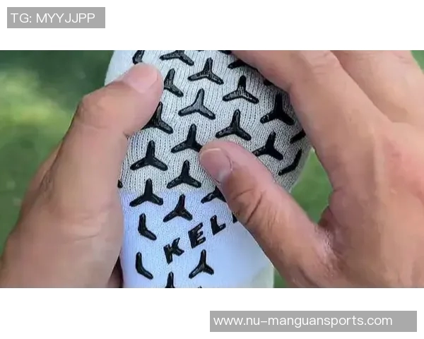 球星热爱必备装备 中筒足球袜的舒适与功能性解析