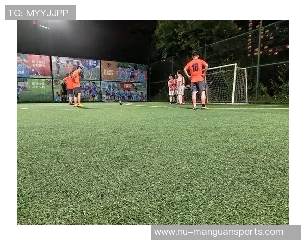 男球星赤身裸踢足球引发热议展现力量与激情碰撞魅力 男球星赤身裸踢足球引发热议展现力量与激情碰撞魅力